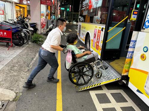 1150503從輪椅乘客到高中生感謝信！中市交通局點亮候車燈 公車駕駛暖心接送示意圖