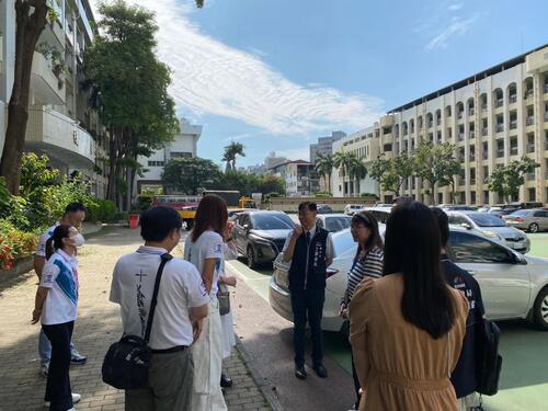 1150516台中逾2.4萬名考生迎國中會考 教育局長蔣偉民巡視考場暖心打氣示意圖
