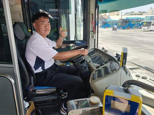 1150525公車駕駛背乘客送醫暖心獲讚 中市交通局：生命優先、感謝第一線溫暖力量示意圖