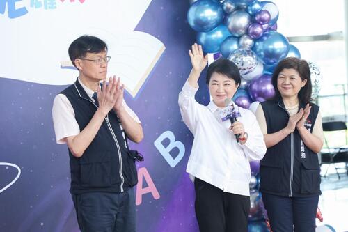 1150528盧市長與8042位高中以下市長獎畢業生合影「各俏皮POSE」照單全收 勉學子勇敢迎未來示意圖