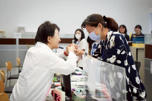 1150529中市府聯合服務中心遭暴力毀損！盧市長親赴現場慰問 擁抱第一線同仁送暖：市府是大家的後盾示意圖