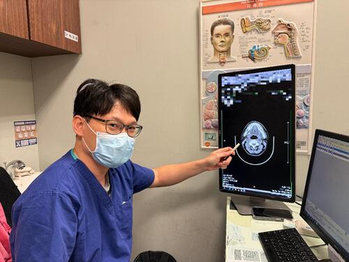 1150608壯男下巴腫竟是結石 微創手術精準取石不留疤 醫籲：除了多喝水 更要注意下半身這症狀示意圖