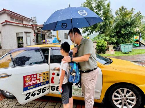 1150614畢業暖心告白！黃竹國小學生手寫感謝卡 中市小黃公車駕駛：最寶貴的獎狀示意圖