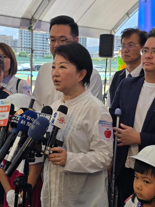 1150622派鄭副市長送機「盧韓聯盟」成形？盧秀燕：祝訪美國會外交成功 鳳梨釋迦政治口水盧市長分享三吃法示意圖