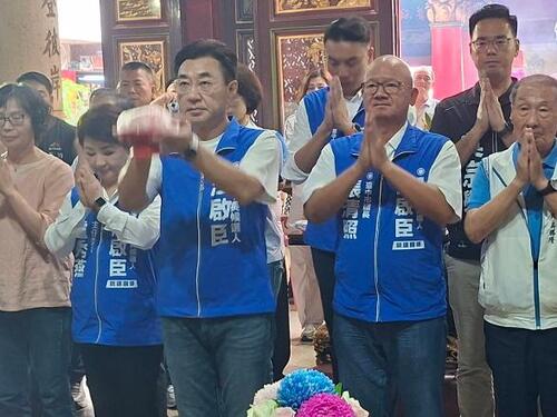 1150802循盧秀燕勝選模式  江啟臣第一場問政說明會從清水紫雲巖出發 議長張清照號召地方重要人士力挺 盧秀燕也趕來站台示意圖