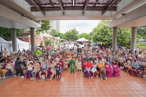 1150823中市「祖父母節」近千人嗨翻！祖孫復古變裝拍時尚大片 「歐米馬」化身潮阿公驚喜現身示意圖
