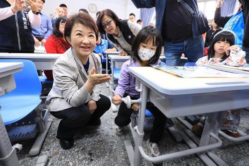 1150828挹注近4.9億元升級學習環境！ 中市16萬餘套可調式課桌椅開學前全面到位示意圖