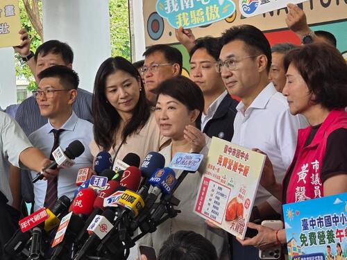 1150831中市免費營養午餐啟航！盧市長親為學生打菜並陪同用餐 開學週加碼雙主菜、首日迎「L形大雞腿」示意圖