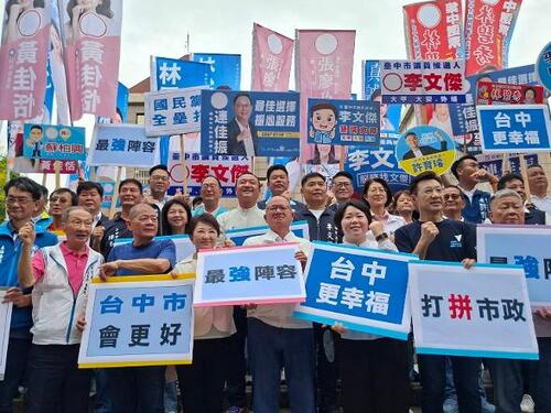 1150902台中藍軍「大團結」  從市長到議員全線集結 盧、江與議員合體 提前完成「母雞帶小雞」戰略布局 盧秀燕：議長要交棒給自己 江啟臣：9月3日軍人節才登記 展現海龍精神拚市政示意圖