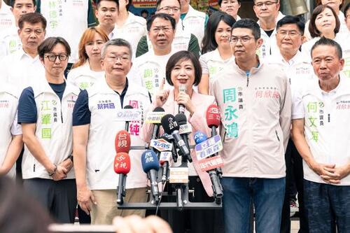 1150902何欣純登記參選台中市長 宣布蔡英文任榮譽主委、蔡其昌綰主委兵符示意圖