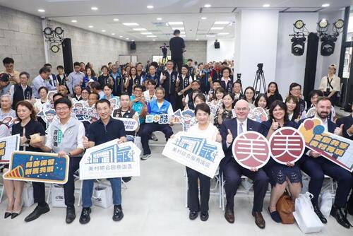 1150903一甲子記憶迎來幸福新生 盧市長與美國在台協會處長谷立言 見證美村園區從老故事走向新生活示意圖