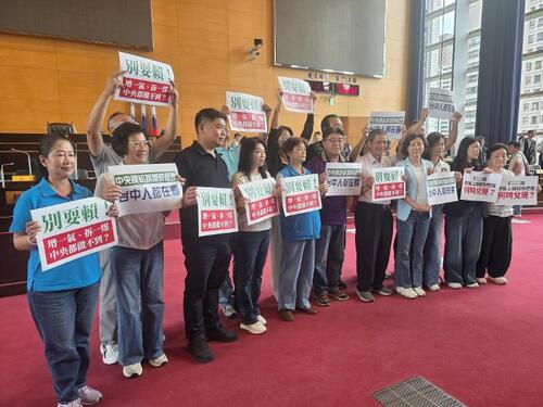 1150904卓榮泰視察中火前 國民黨李中：台電必須提出燃煤機組拆除時程後 市府才能發給中火燃氣機組操作許可證 民進黨周永鴻：盧秀燕別再拿程序卡燃氣、政治上搶功示意圖