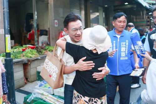 1150918江啟臣力拚客家山城全面升級！86歲鐵粉阿嬤秀珍藏挺「更上一層樓」示意圖