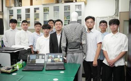 1151001不用滑鼠空中揮手就能操控電腦  興大材料系開發AI體感智慧衣示意圖