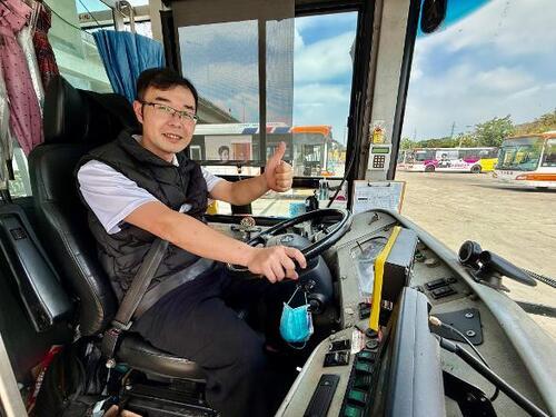 1151009台中暖心公車駕駛助不適乘客就醫 全車鼓掌、長輩熱心做媒 交通局：展現城市溫暖示意圖