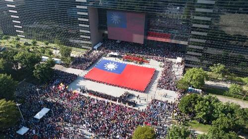 1151010盧市長任內最後一次主持國慶升旗典禮 感謝市民8年幸福相伴 宣示「5個堅持」守護家園  喊話賴總統參考蔡英文2點主張：身為國家領導人要克制、重視經濟均衡示意圖