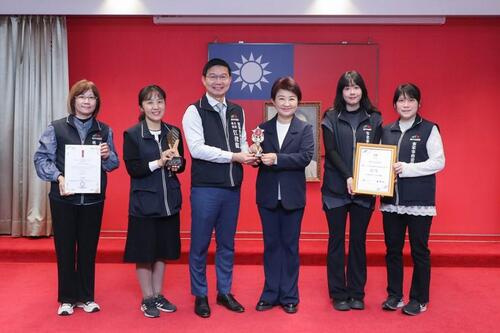 1150124讓世界看見客庄！《聽看台中客》半年刊摘下英國設計金獎 將台中客家故事送上國際舞台示意圖