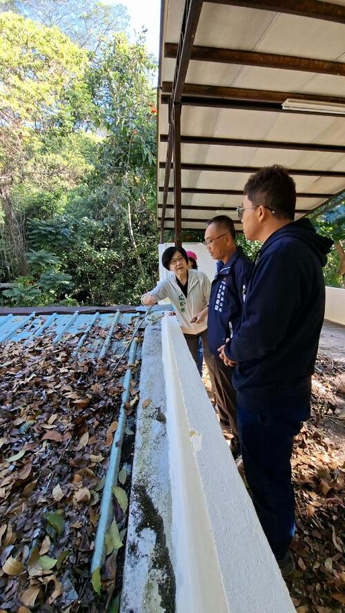 1150125風雨故人來 市議員張芬郁爭取改善桐林活動中心漏水 桐林社區活動中心不再下水雨  全因風雨中故人來示意圖