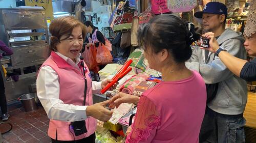 1150125楊瓊瓔力拚接棒盧秀燕 第二市場拜票婆媽相挺 理解基層焦慮 楊瓊瓔稱公平制度 才能團結、沒有後遺症示意圖