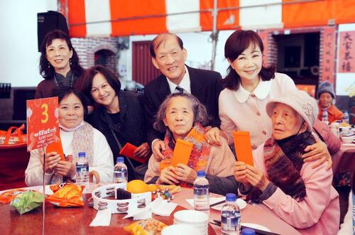 1150204「相信希望・相信愛」慈善音樂會-《情有獨鍾・為愛而唱》中醫大附醫、林增連基金會攜手送暖 陪伴百位獨居長輩團圓迎新年示意圖