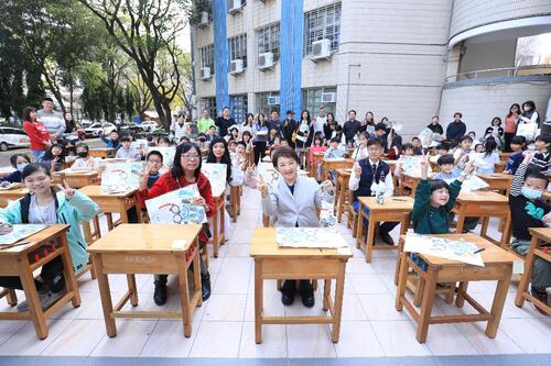 1150212市府自籌4.5億全面汰換15萬套國中小課桌椅！盧市長親赴東興國小關心學生領用情形 阿公阿嬤也帶孫來領示意圖
