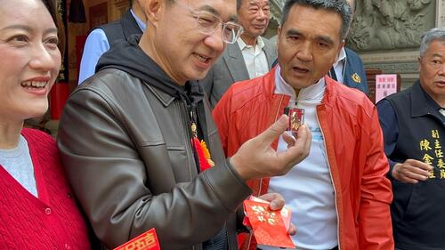 1150219江啟臣大年初三海線走春 粉絲驚喜獻上「鉤針紅馬」祝好運示意圖