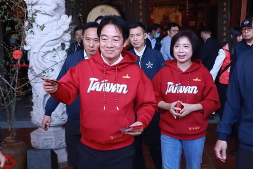 1150219賴清德何欣純台中撞衫「一欣一德」 分送新年福袋示意圖