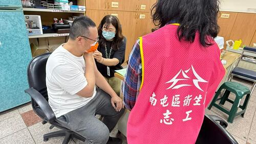 1150225守護城市動脈！中市自購流感疫苗挺交通英雄 籲把握免費接種機會示意圖
