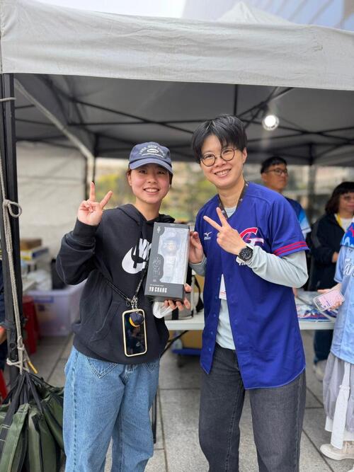 1150308破萬球迷湧台中府前廣場抗韓！全台唯一互動Cam如臨球場 張育成開轟全壘打 幸運球迷抱回公仔示意圖