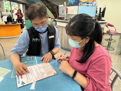 1150312六十六歲單親保母再就業　中彰投分署用「五五就業促進獎勵」措施助她重返職場找回自信示意圖