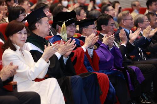 1150321亞大25週年攜手台積電領袖鏈結世界 頒授魏哲家名譽博士 AI與半導體引領人才新未來示意圖