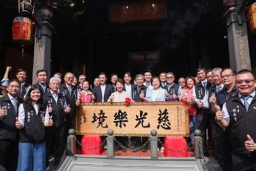 1150328樂成宮化身幸福殿堂！ 盧市長見證集團婚禮 贈匾感謝媽祖庇佑示意圖