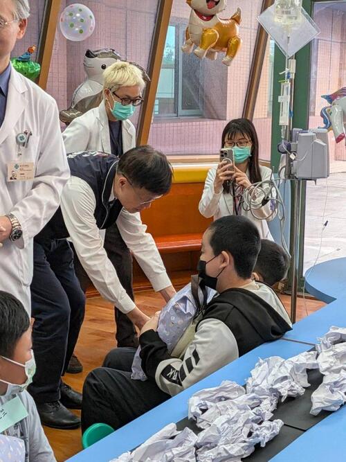 1150402創意壽司與繪本導讀送祝福 中市教育局推床邊教學陪童暖過兒童節示意圖