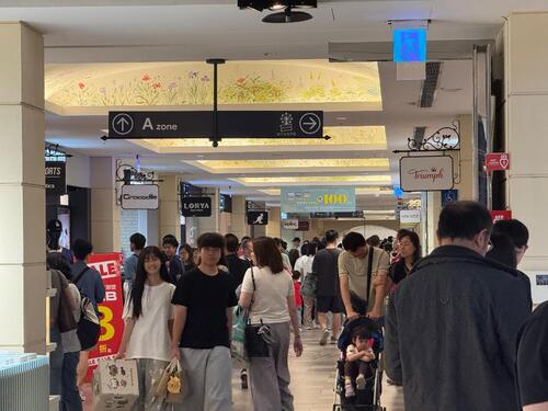 1150404最萌中繼站！麗寶樂園渡假區 熊大兔兔現身「童」樂 麗寶OUTLET MALL 成最佳雨天備案示意圖