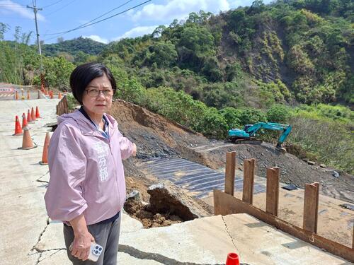 1150405霧峰桐林暗坑巷便道又坍了 議員張芬郁要求加速復建工程 中市水利局：霧峰區暗坑巷工程因大雨封閉便道 考量通行安全、設有替代道路 工程預計5月底前完工示意圖