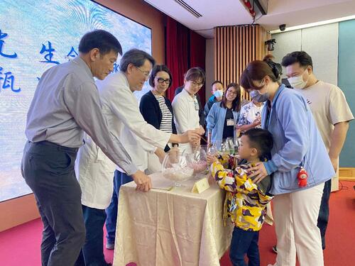 1150410歲月之光照亮重生路 臺中榮總器官捐贈追思會 彩色水晶聚愛傳祝福示意圖