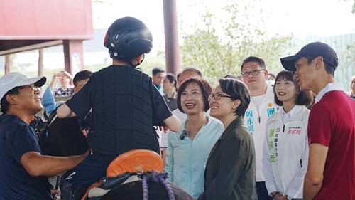 1150411何欣純、蕭美琴走訪靝氣馬場、潭子農會穀倉  父清馬廄換腦麻兒阿戟騎馬復健！蕭美琴副總統探訪加油示意圖