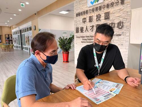 1150414「五五就業促進獎勵」放寬請領資格，中彰投分署助中高齡者及高齡者重返職場示意圖