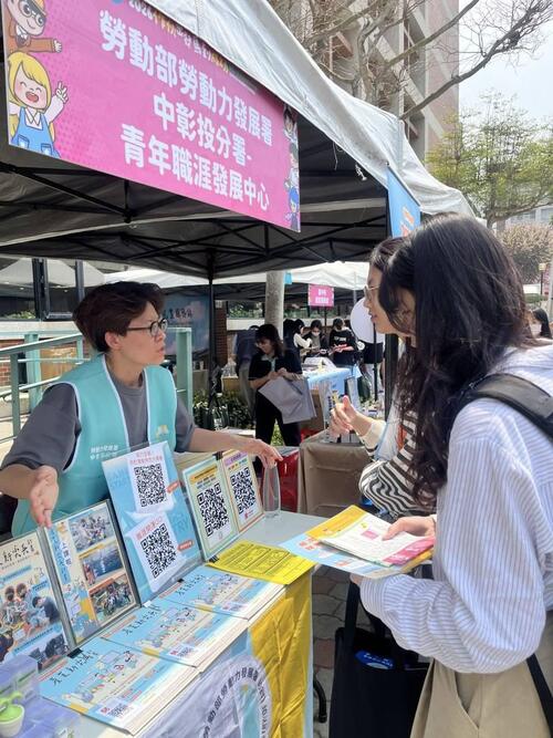 1150416中彰投校園徵才接力開跑 千家企業釋3萬職缺 YS進校園陪青年「提早卡位」職涯未來示意圖
