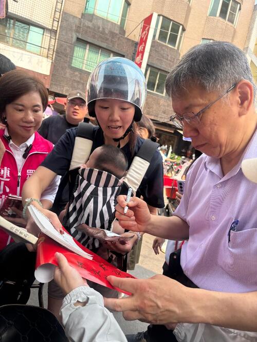 1150417柯文哲、陳佩琪齊力相挺！連小華豐原第一市場掃街拜票 鄉親熱情擠爆、凍蒜聲不斷示意圖