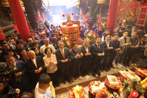 1150417大甲媽今晚起駕遶境賜福 藍綠白大咖恭請上轎 柯文哲會見顏清標！避談政治示意圖