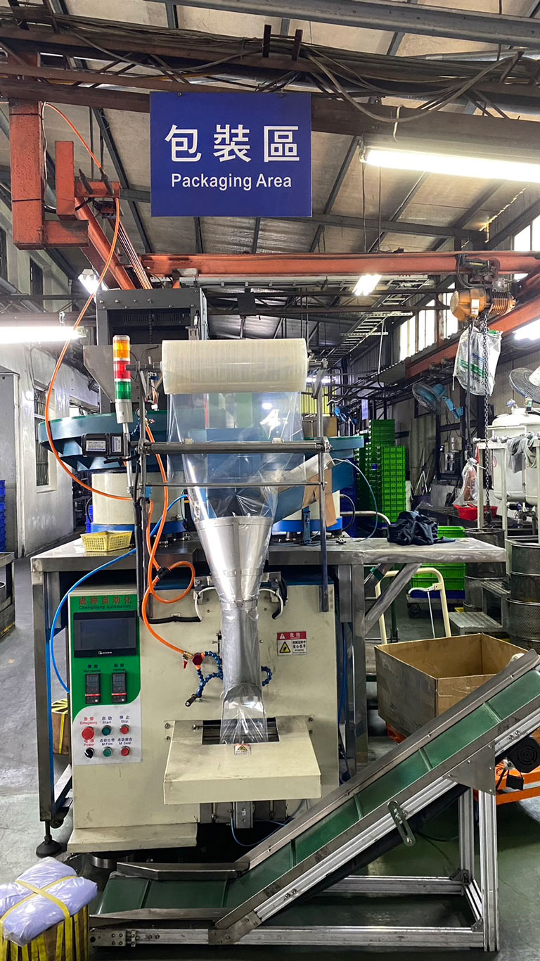 Automatic oil degreasing packaging machine