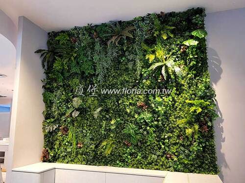 告別枯黃與蚊蟲！「仿真植栽牆」如何幫您一年省下數萬維護費？示意圖