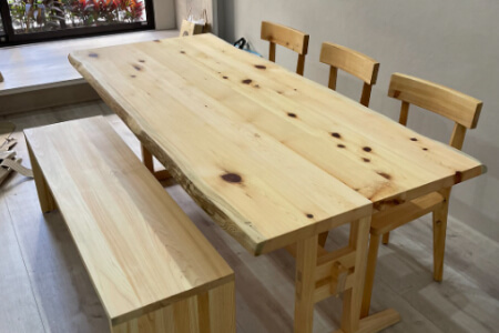 天然檜木有節餐桌 