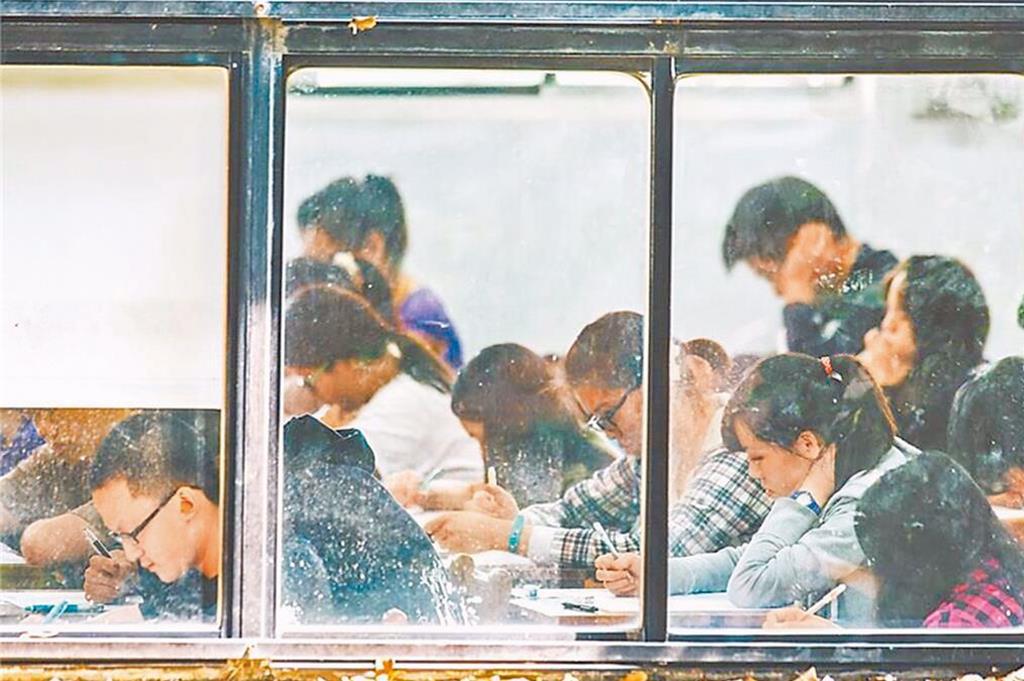 115年國中教育會考將於5月16、17日舉行，今年共有18萬 2868 人報名，是歷年次低。（本報資料照）